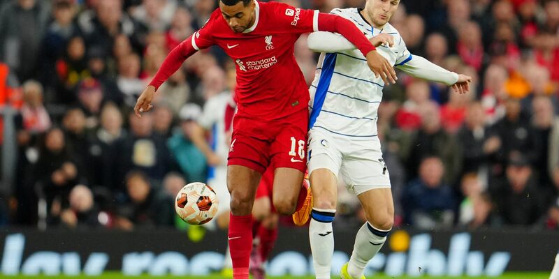 Cody Gakpo (l) und der FC Liverpool unterlagen Atalanta Bergamo überraschend deutlich mit 0:3. - Foto: Jon Super/AP/dpa