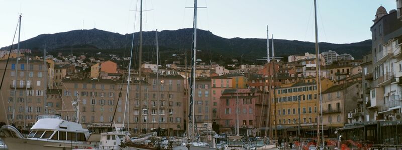 Boote liegen am Alten Hafen von Bastia. Deutsche buchten im vergangenen Jahr 3,7 Millionen Übernachtungen auf der Mittelmeerinsel. - Foto: Rachel Boßmeyer/dpa
