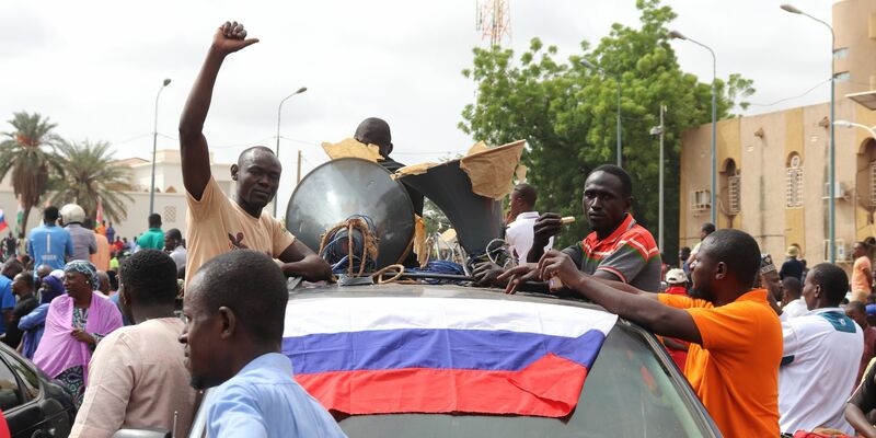 Demonstranten in Nigers Hauptstadt Niamey nach dem Militärputsch im vergangenen Sommer. Der Niger wendet sich wie zuvor seine Nachbarn Mali und Burkina Faso von den westlichen Partnern, insbesondere Ex-Kolonialmacht Frankreich, ab und Russland zu. - Foto: Djibo Issifou/dpa