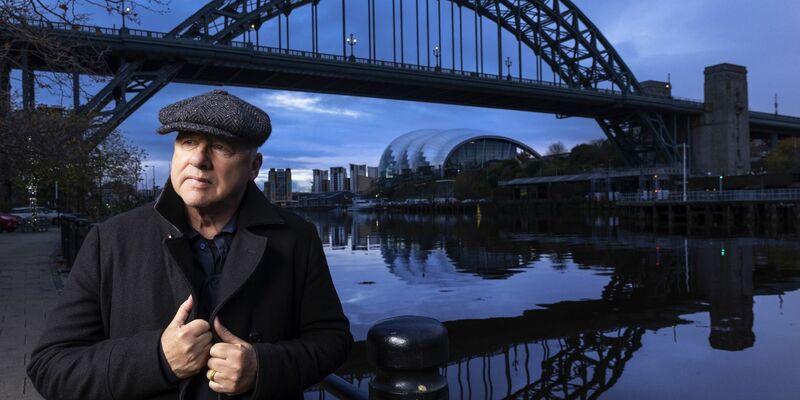 «One Deep River»: Mark Knopfler vor der Tyne Bridge. - Foto: -/Universal Music/dpa