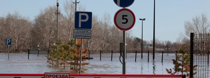 Ein überschwemmtes Gebiet in Orenburg. - Foto: Uncredited/AP/dpa