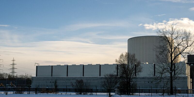 In dieser Halle auf dem Gelände des früheren Kernkraftwerks Gundremmingen wird der Atommüll gelagert. - Foto: Stefan Puchner/dpa