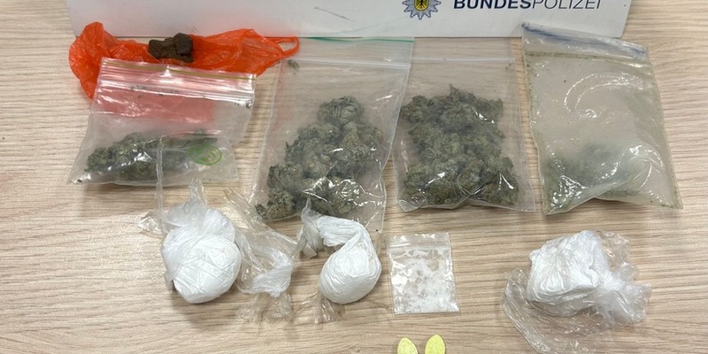 BPOL-BadBentheim: Busreisender mit buntem Mix an Drogen erwischt - Foto: presseportal.de