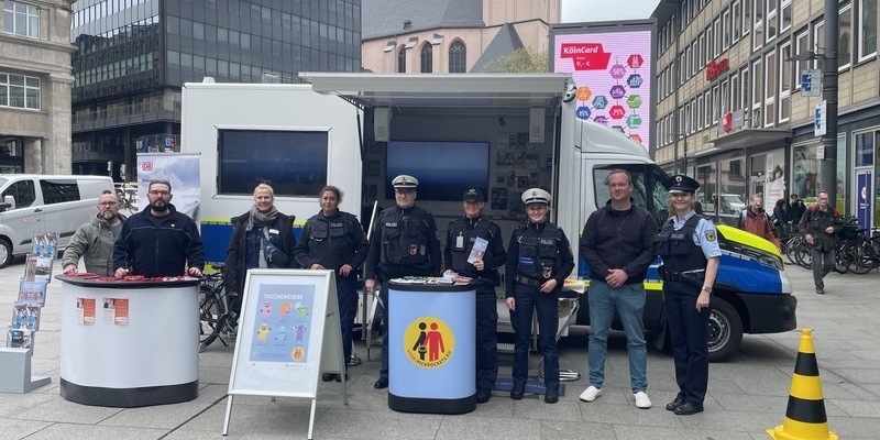 BPOL NRW: Kriminalprävention am Kölner Hauptbahnhof / Bundespolizei präsentiert neues Präventionsmobil - Foto: presseportal.de