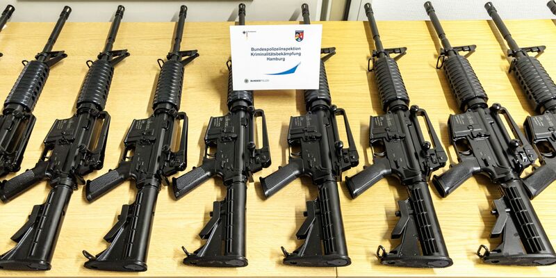 Sichergestellte Schusswaffen aus dem Diebstahl werden in Hamburg präsentiert. - Foto: Markus Scholz/dpa