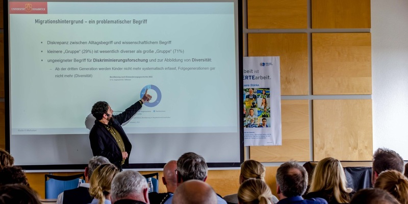 POL-DO: Professor El-Mafaalani im Polizeipräsidium Dortmund - Volle Aula zum Thema Potenziale, Herausforderungen und Spannungsfelder in einer superdiversen Gesellschaft - Foto: presseportal.de