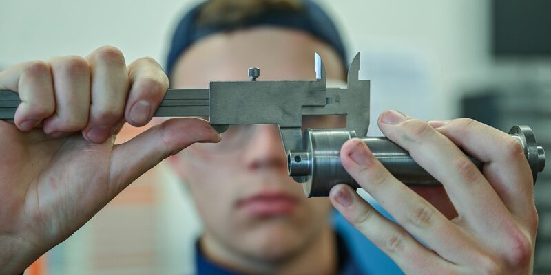 Im laufenden Ausbildungsjahr 2023/2024 zeigt der Trend nach Zahlen der Bundesagentur für Arbeit erneut nach oben. - Foto: Patrick Pleul/dpa