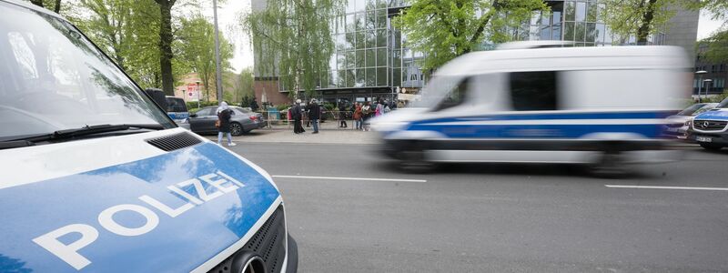 Fahrzeuge der Polizei vor der Veranstaltungshalle des «Palästina-Kongresses» in Berlin-Tempelhof. - Foto: Sebastian Christoph Gollnow/dpa