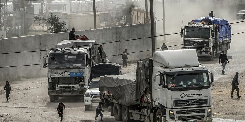 Lastwagen mit Hilfsgütern fahren über den Grenzübergang Kerem Schalom bei Rafah in den Gazastreifen ein (Archivbild). - Foto: Abed Rahim Khatib/dpa