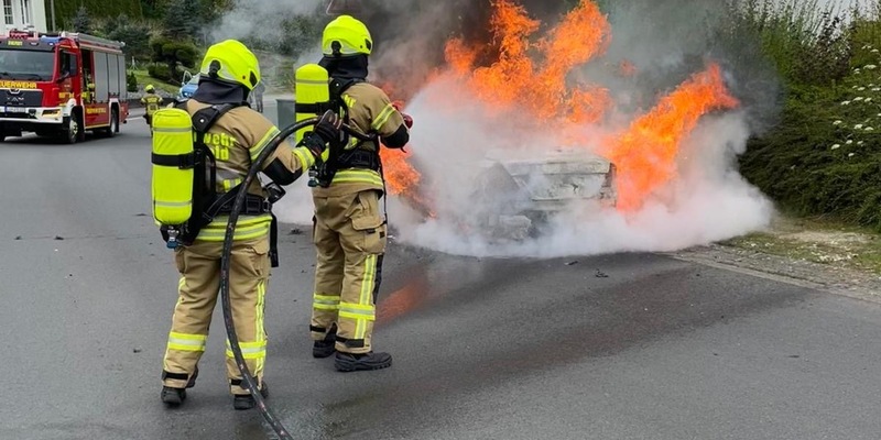 FW-DT: Unklare Rauchentwicklung und Fahrzeugbrand - Foto: presseportal.de
