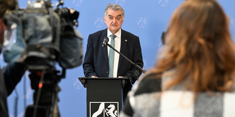 NRW-Innenminister Herbert Reul äußerte sich im April nach der Festnahme der Jugendlichen wegen Terrorverdachts. - Foto: Roberto Pfeil/dpa