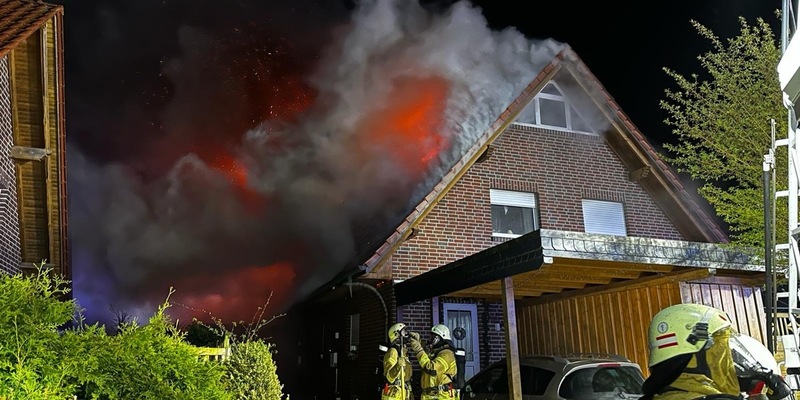 FW-OLL: PKW brennt - Feuer breitet sich bis in den Dachstuhl eines Wohnhauses aus - Foto: presseportal.de