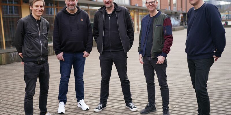 Reimer Bustorff (r-l, Bass), Erik Langer (Gitarre), Marcus Wiebusch (Sänger und Gitarrist), Lars Wiebusch (Keyboard) und Christian Hake (Schlagzeug) sidn Kettcar. - Foto: Marcus Brandt/dpa
