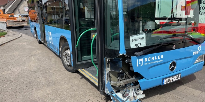 POL-PDKL: Schulbus streift Lkw - Foto: presseportal.de