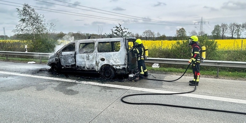 FW-ROW: Kleintransporter auf Autobahn in Vollbrand - Foto: presseportal.de