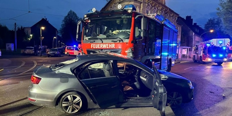 FW-E: Einsatzfahrzeug kollidiert mit PKW - Einsatzkräfte verletzt - Foto: presseportal.de