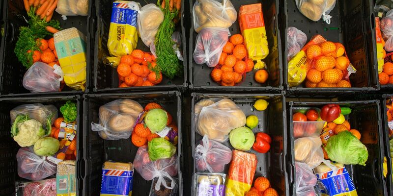 Gepackte Kisten für Bedürftige. - Foto: Klaus-Dietmar Gabbert/dpa