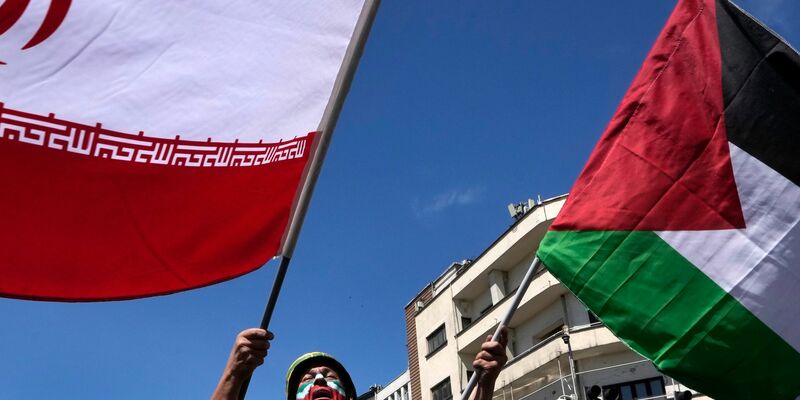 Nach einer Explosion in Teheran steigt Rauch auf. - Foto: Vahid Salemi/AP/dpa