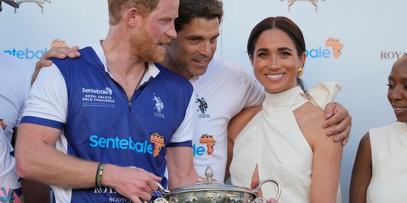 Der argentinische Profi-Polospieler Ignacio Nacho Figueras (M) umarmt den britischen Prinzen Harry (l) und seine Frau Meghan Markle. - Foto: Rebecca Blackwell/AP