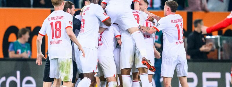 Die Augsburger Spieler feiern den Sieg gegen den 1. FC Union Berlin. - Foto: Tom Weller/dpa