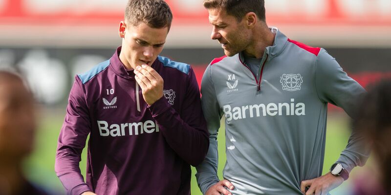 Trainer Xabi Alonso (r) und Florian Wirtz haben großen Anteil am Erfolg von Bayer Leverkusen. - Foto: Marius Becker/dpa