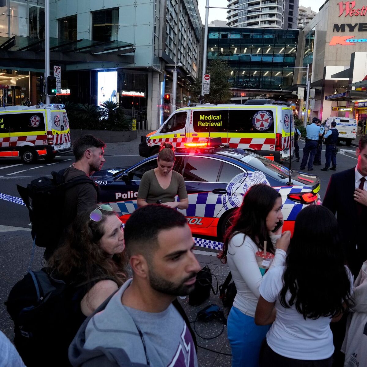 Eine Menschenmenge versammelt sich vor dem Westfield Shopping Centre. Medienberichten zufolge wurden in dem Einkaufszentrum in Sydney mehrere Menschen niedergestochen und eine Person von der Polizei erschossen. - Foto: Rick Rycroft/AP