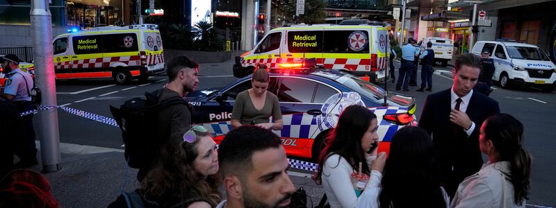 Eine Menschenmenge versammelt sich vor dem Westfield Shopping Centre. Medienberichten zufolge wurden in dem Einkaufszentrum in Sydney mehrere Menschen niedergestochen und eine Person von der Polizei erschossen. - Foto: Rick Rycroft/AP