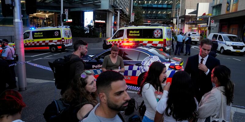 Eine Menschenmenge versammelt sich vor dem Westfield Shopping Centre. Medienberichten zufolge wurden in dem Einkaufszentrum in Sydney mehrere Menschen niedergestochen und eine Person von der Polizei erschossen. - Foto: Rick Rycroft/AP