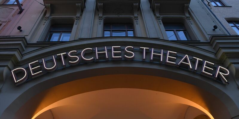 Das Foto zeigt das Deutsche Theater in München. Am Freitag wird dort «Die Zauberflöte» als Musical uraufgeführt. - Foto: Felix Hörhager/dpa