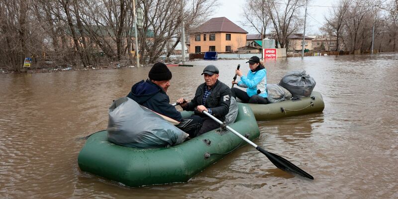 Die Überschwemmungen lösten die Evakuierung Tausender Menschen in der Region Orenburg aus, die etwa 1200 Kilometer südöstlich der Hauptstadt Moskau liegt. - Foto: v.v.smolnikov/AP/dpa