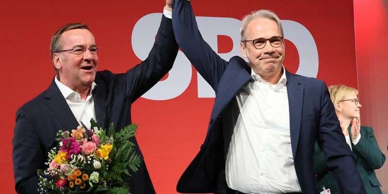 Boris Pistorius (l, SPD), Bundesverteidigungsminister und Georg Maier (SPD), Innenminister von Thüringen und SPD Landesvorsitzender winken auf der Landesdelegiertenkonferenz der SPD. - Foto: Bodo Schackow/dpa