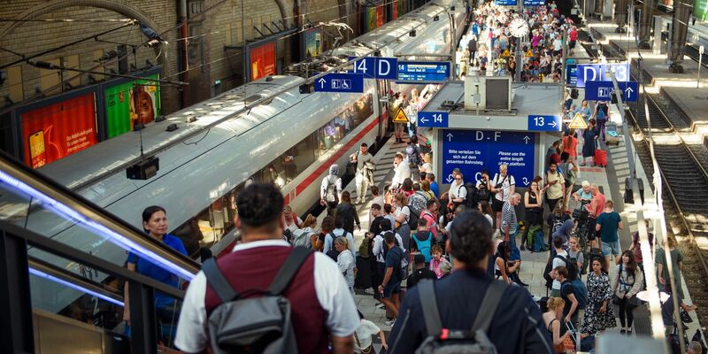 An Bahnsteigen für den Fernverkehr des Hamburger Hauptbahnhofs stehen zahlreiche Fahrgäste. Die Menschen in Deutschland fahren nach einer Statistik wieder mehr Zug. - Foto: Gregor Fischer/dpa