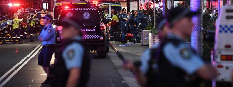 Rettungskräfte sind an der Bondi Junction zu sehen, nachdem mehrere Menschen in dem Einkaufszentrum in Sydney niedergestochen wurden. - Foto: Steven Saphore/AAP/dpa