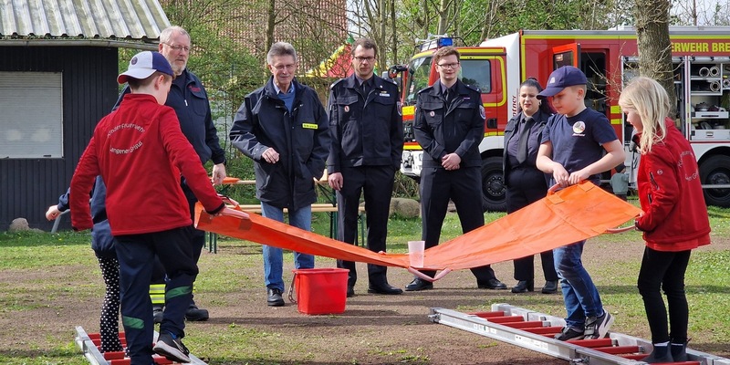 FW Bremerhaven: Kinderfeuerwehr Weddewarden richtet erstmals die Abnahme der Kinderflamme aus - Foto: presseportal.de