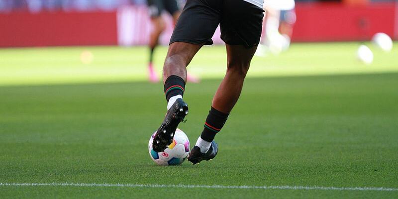 Fußballspieler mit Ball (Archiv) - Foto: über dts Nachrichtenagentur