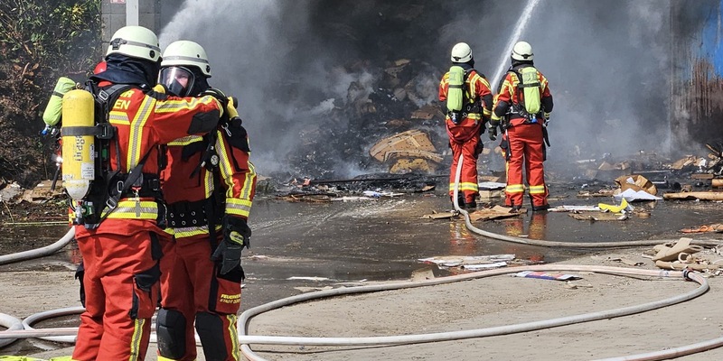 FW Düren: Feuer in Entsorgungsbetrieb - Foto: presseportal.de