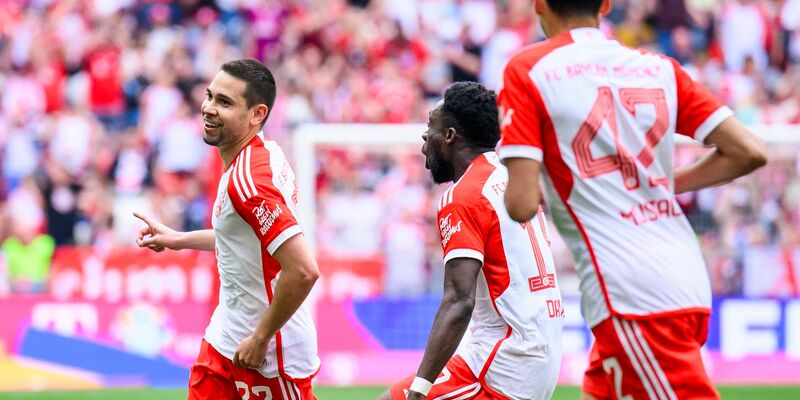 Raphaël Guerreiro (l) brachte die Bayern mit einem wunderschönen Distanzschuss in Führung. - Foto: Tom Weller/dpa