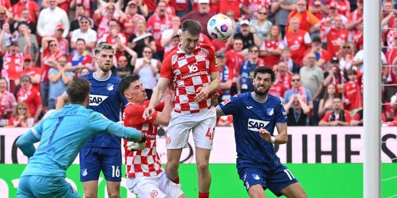 Die TSG 1899 Hoffenheim (blau) hatte Glück, gegen den FSV Mainz 05 (rot) nach der ersten Hälfte nicht höher in Rückstand gelegen zu haben. - Foto: Torsten Silz/dpa