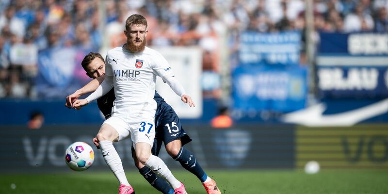 Matus Bero (M) trifft für Bochum zum 2:0. - Foto: Fabian Strauch/dpa