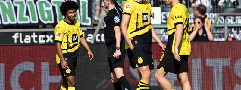 Dortmunds Karim Adeyemi (l) sah in Mönchengladbach die Gelb-Rote Karte. - Foto: Federico Gambarini/dpa