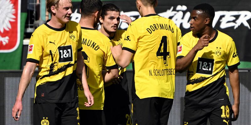 Traf beim Dortmunder Sieg in Mönchengladbach doppelt: Marcel Sabitzer (M). - Foto: Federico Gambarini/dpa