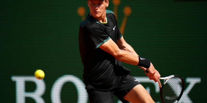 Jannik Sinner musste sich in Monte-Carlo Stefanos Tsitsipas geschlagen geben. - Foto: Daniel Cole/AP/dpa
