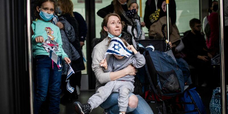 Eine jüdische Einwanderin auf dem internationalen Flughafen Ben Gurion in Tel Aviv. Die israelische Armee hat neue Schutzanweisungen für die Zivilbevölkerung veröffentlicht. (Symbolbild) - Foto: Ilia Yefimovich/dpa