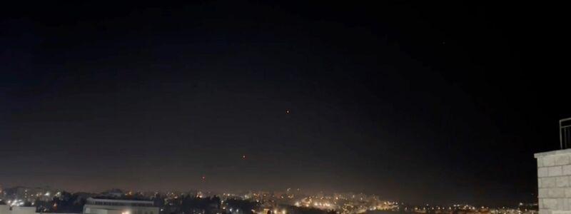 Dieses Videostandbild zeigt, wie Abfangraketen über Jerusalem in den Himmel geschossen werden. - Foto: Sam Mednick/AP