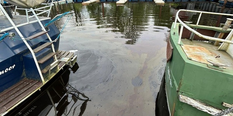 WSPI-OLD: Öl im Hafen von Bremervörde - Foto: presseportal.de