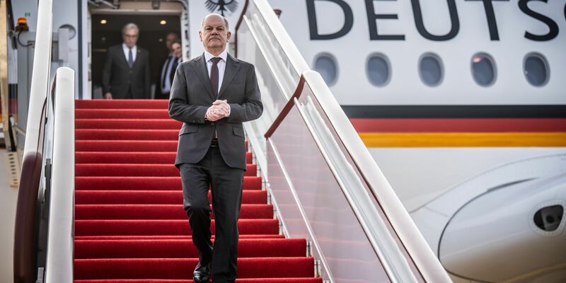 Bundeskanzler Olaf Scholz (SPD) steigt am Flughafen von Chongqing in China aus dem Flugzeug. - Foto: Michael Kappeler/dpa