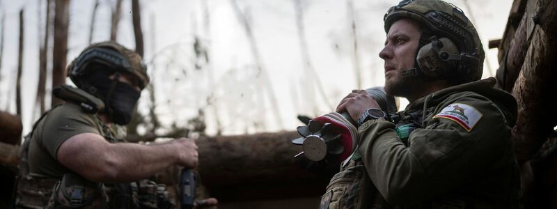Ein ukrainischer Soldat trägt eine Mörsergranate, während er auf einen Feuerbefehl wartet. - Foto: Alex Babenko/AP