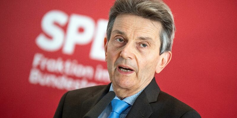 SPD-Fraktionschef Rolf Mützenich setzt sich für eine Kommission zur Corona-Aufarbeitung ein. - Foto: Michael Kappeler/dpa