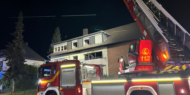 FF Bad Salzuflen: 15 Personen vorübergehend aus Wohnhaus in Bad Salzuflen evakuiert / Freiwillige Feuerwehr ist in der Nacht zu Sonntag mit 45 Kräften im Einsatz - Foto: presseportal.de