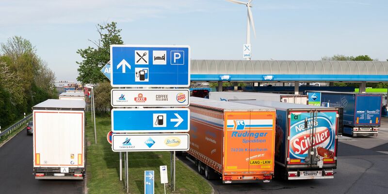 Zahlreiche Lkws parken an der Autobahnraststätte Dresdner Tor Süd an der Autobahn 4. - Foto: Sebastian Kahnert/dpa